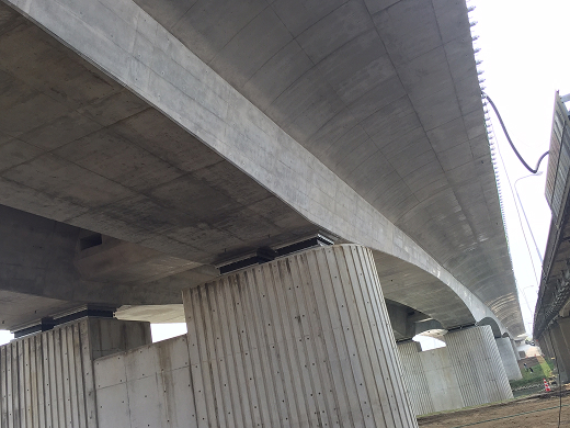 橋脚上部工仕上がりの例